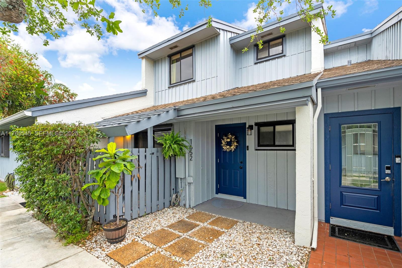 1652 N 14th Ter